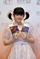 「戦国無双4」のパッケージを手にした嗣永桃子。