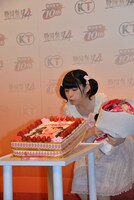 ケーキのロウソクを吹き消す嗣永桃子。