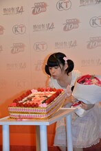 ケーキのロウソクを吹き消す嗣永桃子。