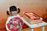 オリジナルケーキと記念撮影をする嗣永桃子。