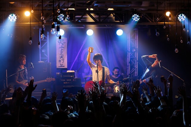 「カベ ニ ミミ」大打ち上げの様子。（撮影：上飯坂一）