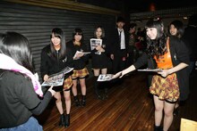 来場者にチラシを配るベイビーレイズ。