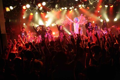 アンコールで「交差点」をコラボするアルカラとベイビーレイズ。