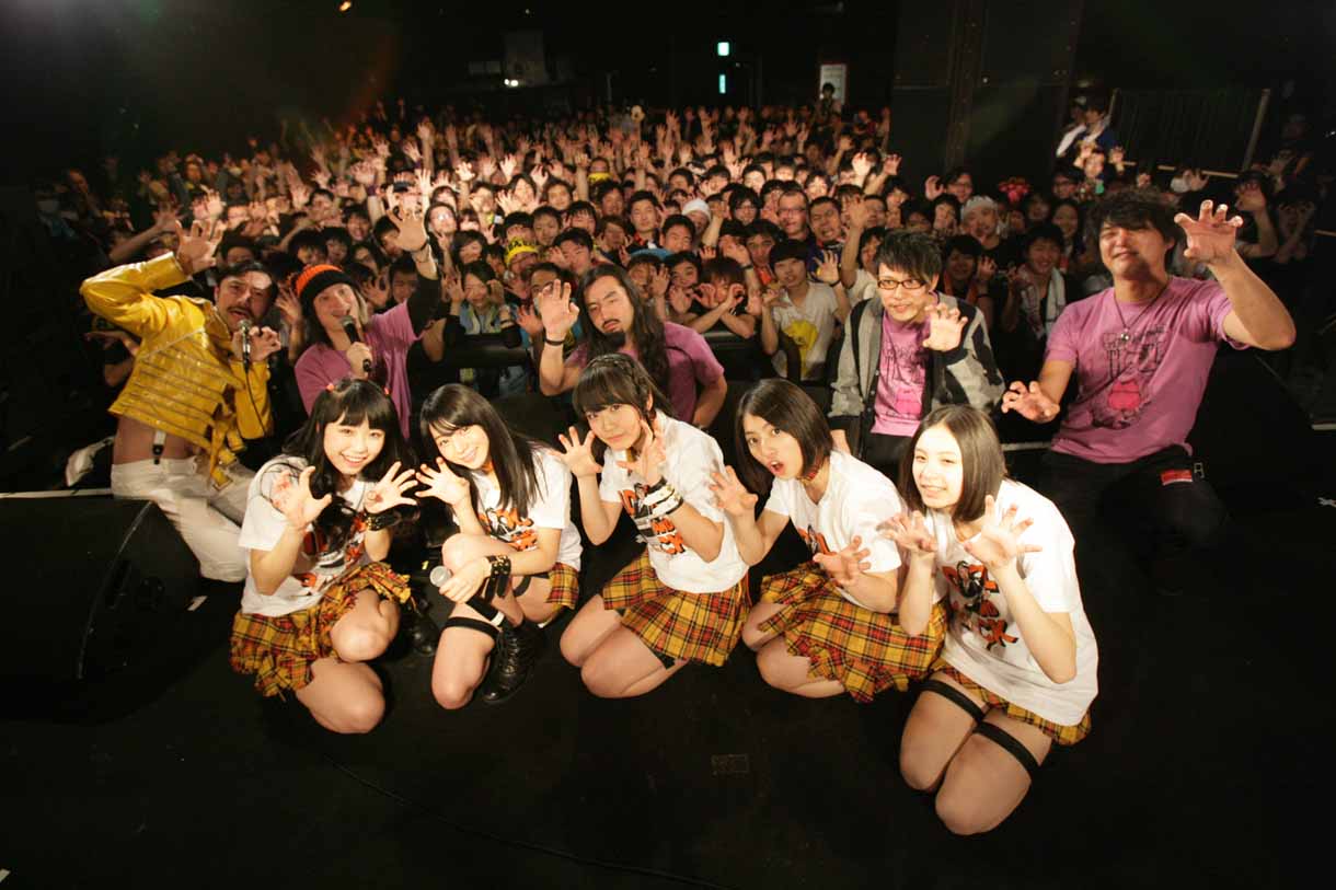 「QUATTRO MIRAGE vs @JAM vol.1」出演者による記念撮影の様子。