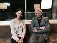 左から加藤夏希、TOMORO。