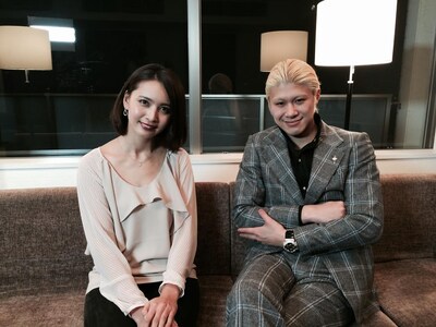 左から加藤夏希、TOMORO。