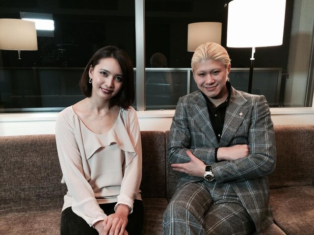 左から加藤夏希、TOMORO。