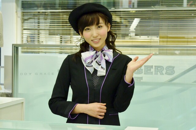 渋谷PARCOのインフォメーションガールの制服に身を包む吉木りさ。