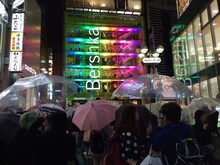 多くの人が足を止め「BoA“Shout It Out” Window Showcase at Bershk」に見入った。