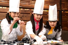 左から菊地最愛、田口華、水野由結。