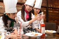 「さくらふわりtea」の甘さ＆風味の決め手となるシロップの調合も3人によって決められた。