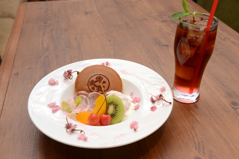 こちらはカフェスタッフが作った「ミニパティ しゃなりはんなりどら焼き姫 やまとなでしこばんざい!おいでいっぷくめしませ♡ with さくらふわりtea おおきにー♡」の完成形。