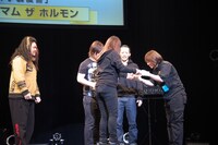 表彰楯を受け取るマキシマム ザ ホルモン。