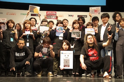 CDショップ店員に囲まれるマキシマム ザ ホルモン。