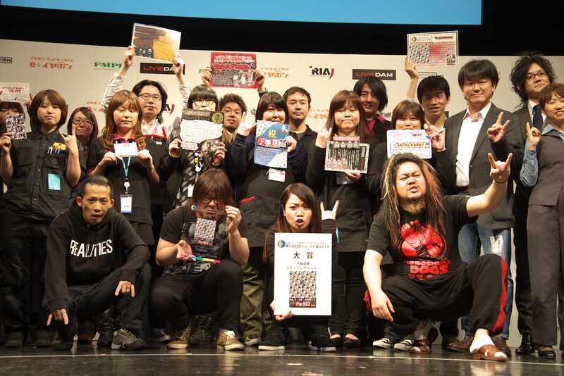 CDショップ店員に囲まれるマキシマム ザ ホルモン。