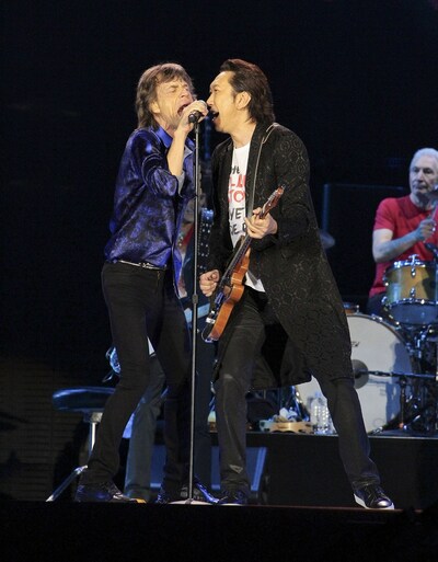 左からミック・ジャガー、布袋寅泰。（撮影：外山繁）