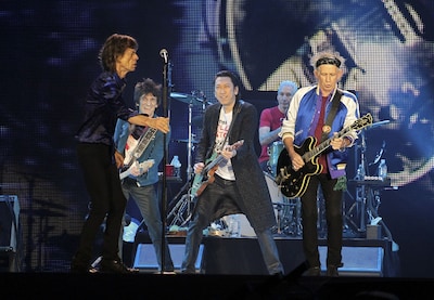 The Rolling Stonesと共演する布袋寅泰。（撮影：外山繁）