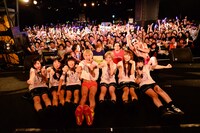 「QUATTRO MIRAGE vs @JAM vol.1」出演者による記念撮影の様子。