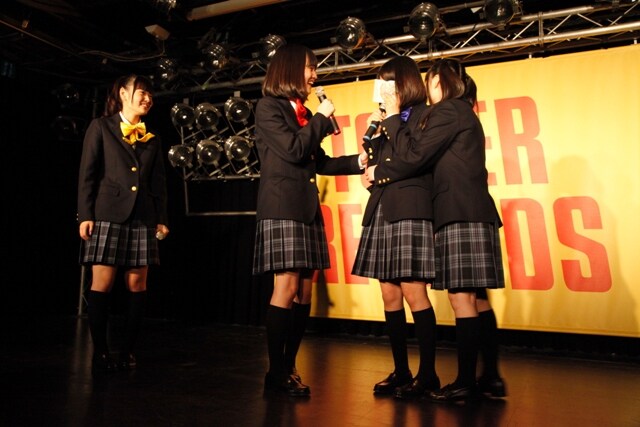 メンバーからの手紙に感涙する葵わかな（右から2番目）。