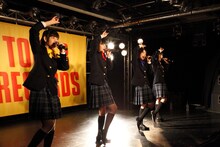 「サクラカウントダウン」を披露する乙女新党。