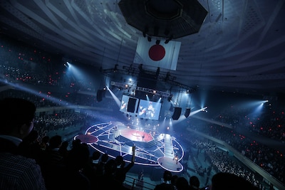 BABYMETAL「赤い夜 LEGEND “巨大コルセット祭り” ～天下一メタル武道会ファイナル～」公演の様子。（Photo by Taku Fujii）