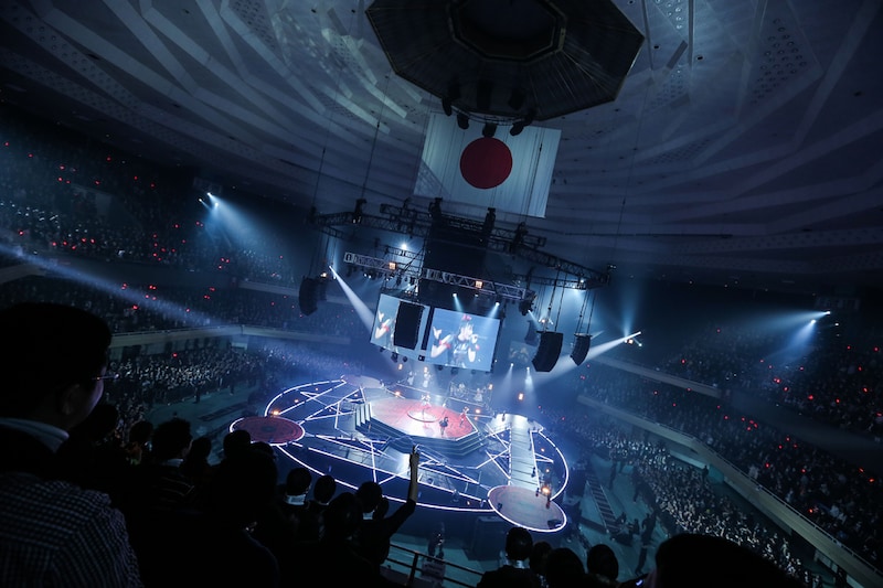 BABYMETAL「赤い夜 LEGEND “巨大コルセット祭り” ～天下一メタル武道会ファイナル～」公演の様子。（Photo by Taku Fujii）