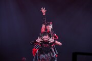 YUIMETAL（手前）、MOAMETAL（奥）。（Photo by Taku Fujii）