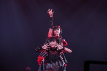 YUIMETAL（手前）、MOAMETAL（奥）。（Photo by Taku Fujii）