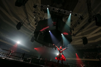 BABYMETAL「赤い夜 LEGEND “巨大コルセット祭り” ～天下一メタル武道会ファイナル～」公演の様子。（Photo by Taku Fujii）