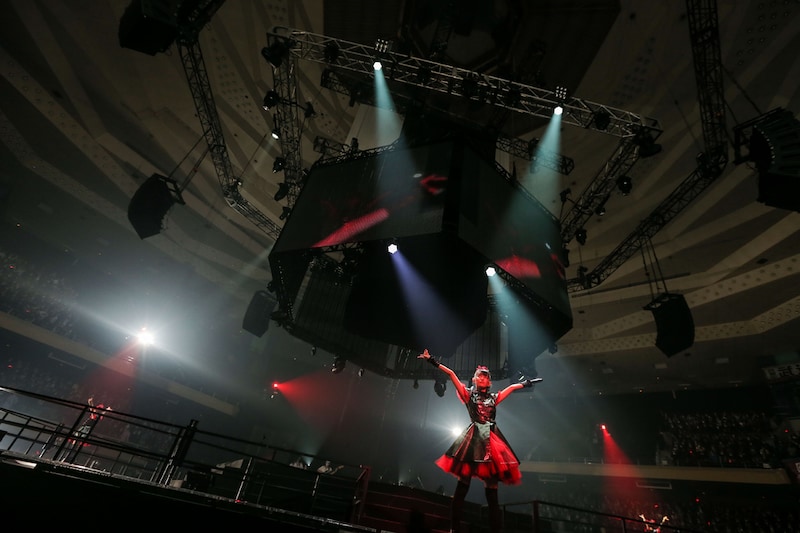 BABYMETAL「赤い夜 LEGEND “巨大コルセット祭り” ～天下一メタル武道会ファイナル～」公演の様子。（Photo by Taku Fujii）