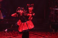 左からMOAMETAL、YUIMETAL。（Photo by Taku Fujii）