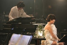 Salyu（手前）と小林武史（奥）。 （Photo by Taku Fujii）