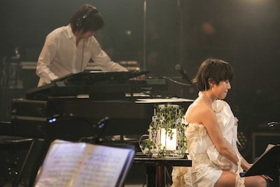 Salyu（手前）と小林武史（奥）。 （Photo by Taku Fujii）