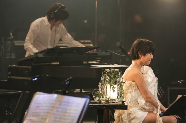 Salyu（手前）と小林武史（奥）。 （Photo by Taku Fujii）