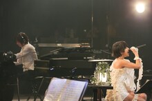 Salyu（手前）と小林武史（奥）。 （Photo by Taku Fujii）