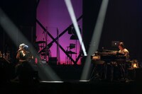 「to U」演奏時のSalyu（左）と小林武史（右）。 （Photo by Taku Fujii）