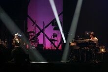 「to U」演奏時のSalyu（左）と小林武史（右）。 （Photo by Taku Fujii）