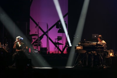 「to U」演奏時のSalyu（左）と小林武史（右）。 （Photo by Taku Fujii）