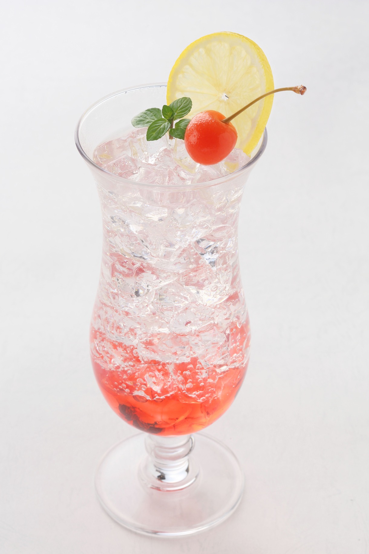 山形さくらんぼとヒアルロン酸ジュレを加えたソーダ「ぷるぷるちぇりージュース」。