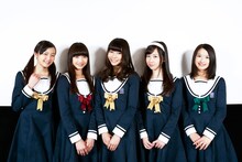 映画「5つ数えれば君の夢」の衣装に身を包んだ東京女子流。