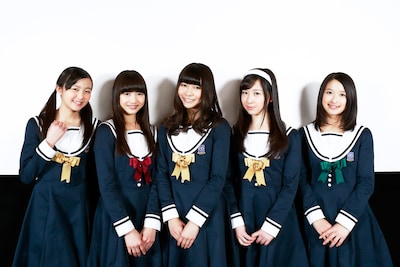 映画「5つ数えれば君の夢」の衣装に身を包んだ東京女子流。