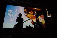 「BRIGHTEST ZEPP～飾りじゃないのよ眼鏡は～」の様子。