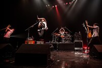 「BRIGHTEST ZEPP～飾りじゃないのよ眼鏡は～」の様子。