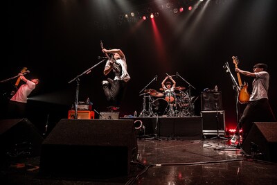 「BRIGHTEST ZEPP～飾りじゃないのよ眼鏡は～」の様子。