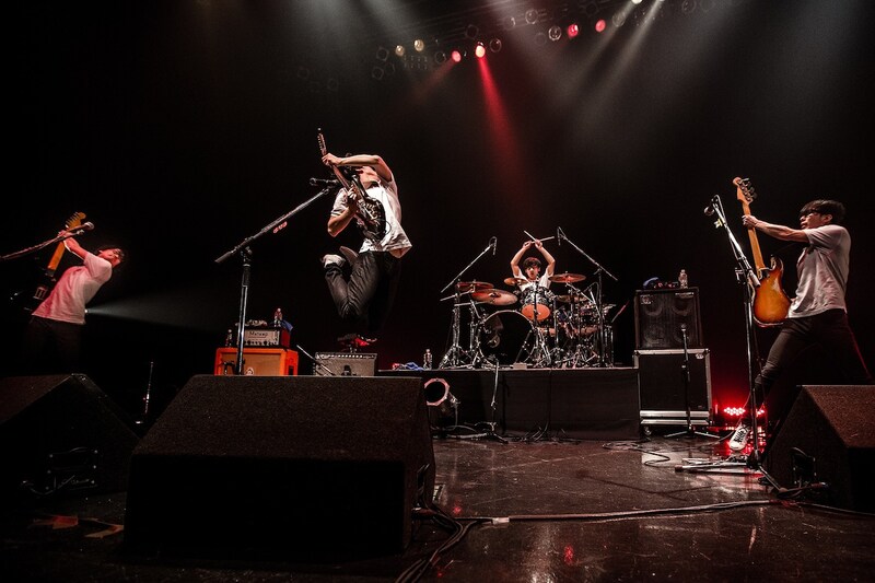 「BRIGHTEST ZEPP～飾りじゃないのよ眼鏡は～」の様子。