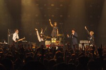 ゲスの極み乙女。とユースケ・サンタマリアによる「ドレスを脱げ」で盛り上がる様子。