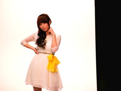 ジャンヌのLiveVoiceを務める日笠陽子。写真はビジュアルブック撮影の様子。