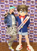 左から柴咲コウ、江戸川コナン。