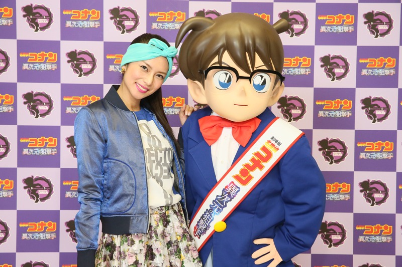 左から柴咲コウ、江戸川コナン。