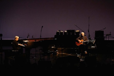 「細野晴臣×坂本龍一」の模様。